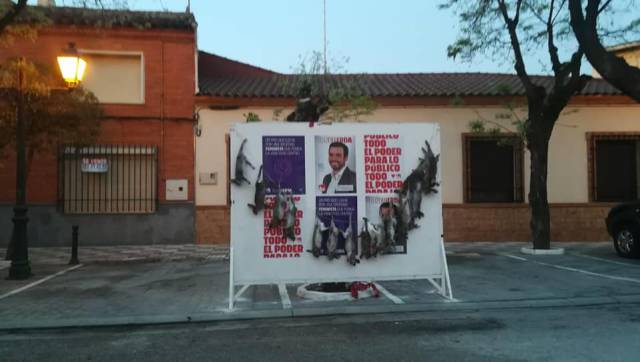 Conejos colgados en el espacio electoral de Unidas Podemos.