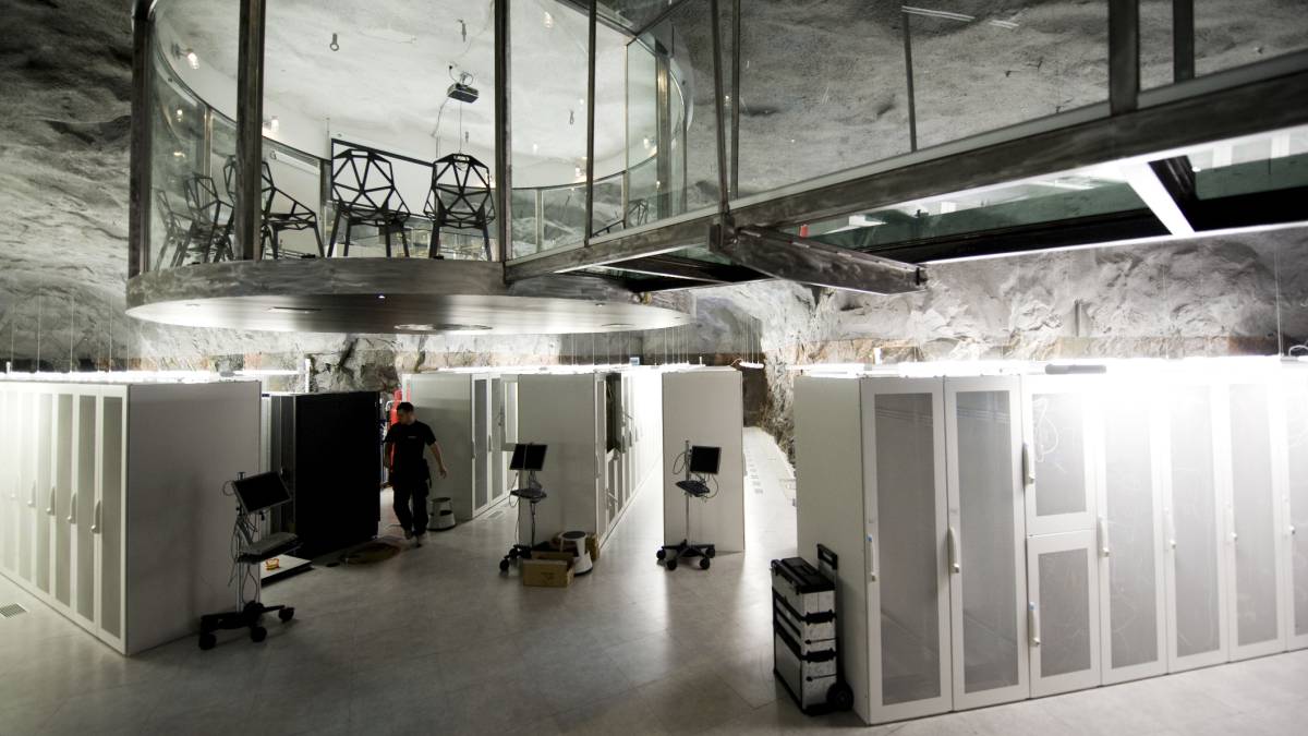 Un centro de datos excavado en una montaña en Suecia.