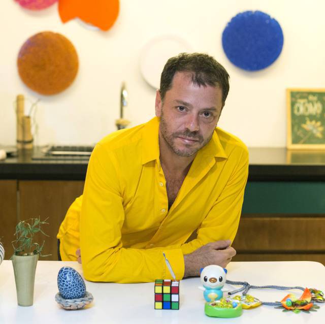 El diseñador Martín Churba, en su casa de Martínez, Buenos Aires.