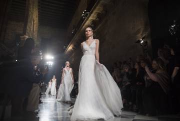 Una modelo de Rosa Clará en la Bridal Week 2019 en la Llotja de Mar.