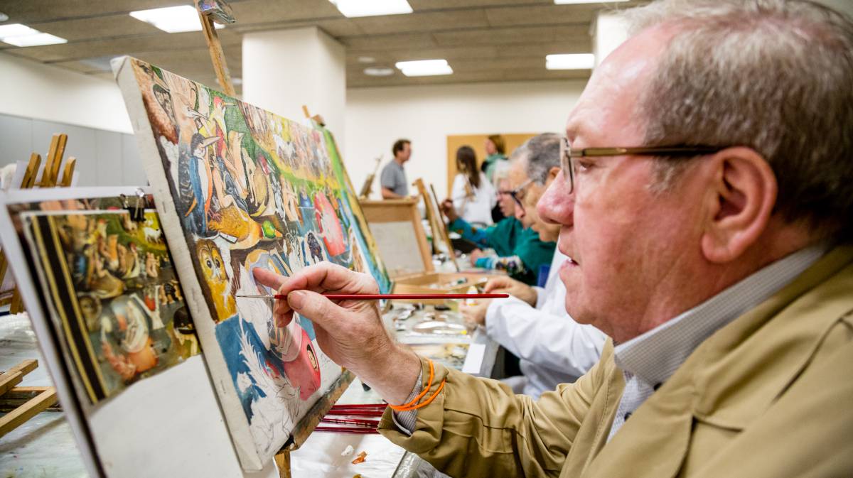 Taller de pintura para personas mayores de la Obra Social La Caixa, en su sede de Arapiles (Madrid).