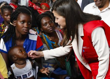 La Reina se pone el chaleco rojo de la solidaridad