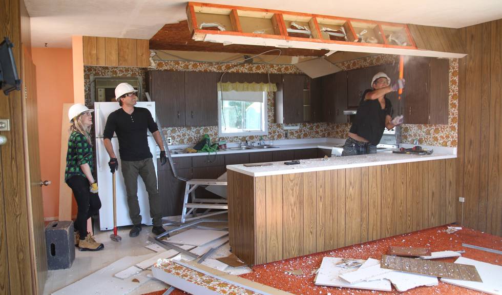 El equipo de 'Tu casa lo vale' comienza la demolición de una cocina a reformar.