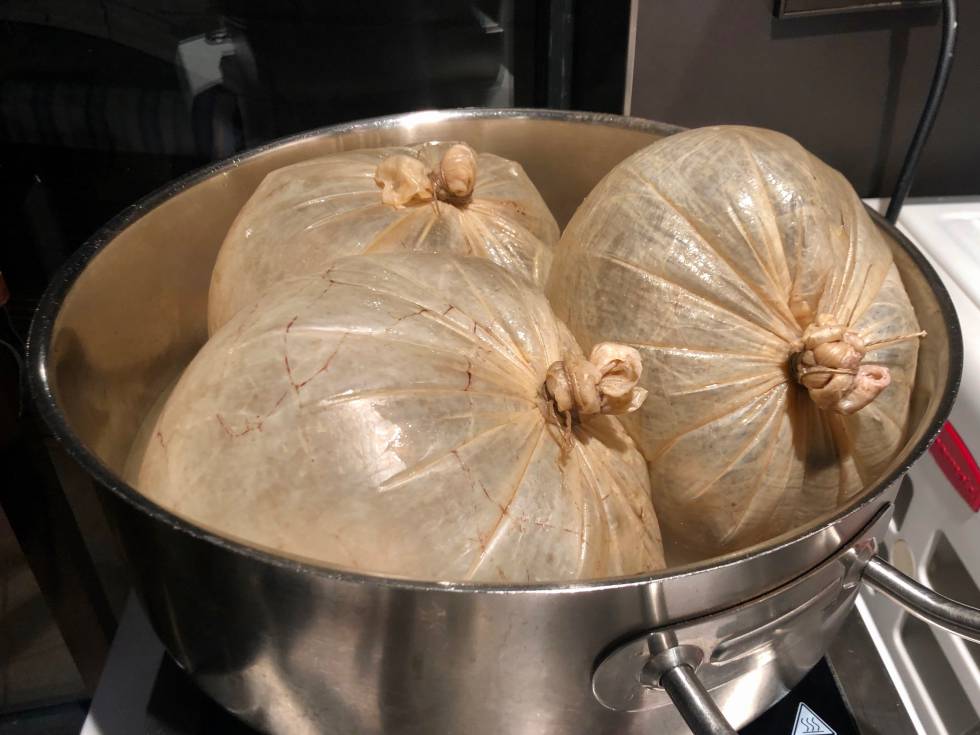POULARDE EN VESSIE. LAS AVES SE COCINAN ENCERRADAS EN UNA GRAN VEJIGA DE BUEY. CAPEL