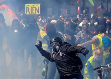 Grupos violentos enfrentam polícia em Paris na manifestação de 1º de maio