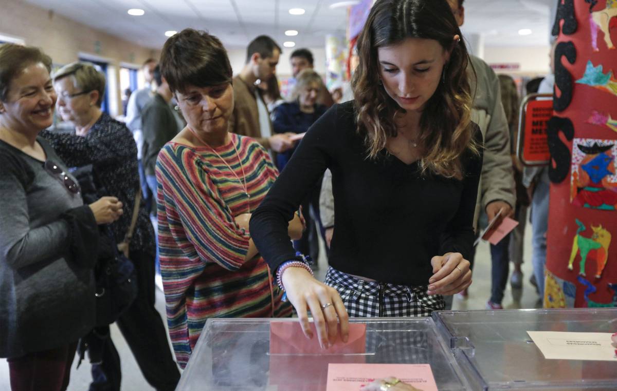 Votación el 28 de abril en un colegio electoral de Valencia.