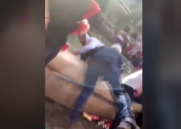 Un hincha del Liverpool tira a un vendedor ambulante a una fuente
