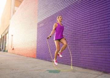 Quema más calorías que correr y evita el dolor de rodillas: los beneficios de saltar a la comba
