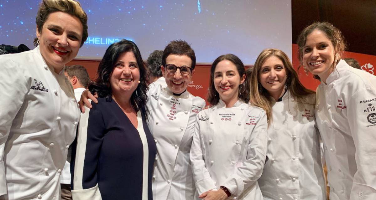 La ejecutiva de la guía Michelin Mayte Carreño (segunda por la izquierda) junto a lCristina Figueira, Carme Ruscalleda, Elena Arzak, Lucía Freitas y Carolina Sánchez.