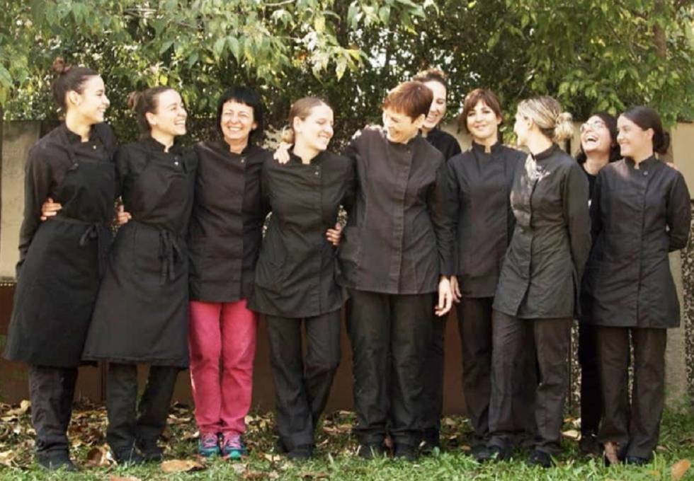 La cocinera Fina Puigdevall (tercera por la izquierda, con pantalón rojo) con sus hijas y el equipo femenino de su restaurante Les Cols.rn