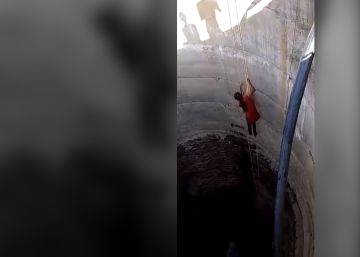 20 metros de descenso sin cuerda: así arriesgan su vida algunas mujeres para obtener agua en India