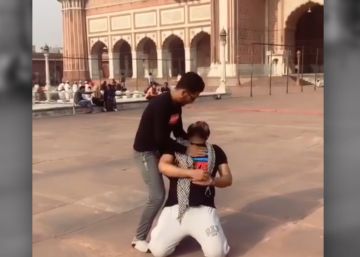 Una mezquita india prohíbe la entrada de turistas por grabarse bailando