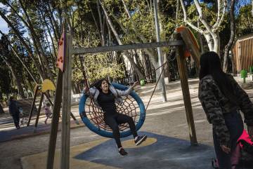 Dos niñas juegan en un parque infantil del centro de Huesca.