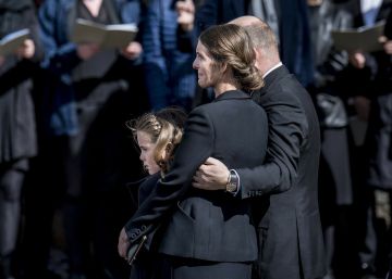 El dueño de ASOS despide a sus tres hijos en un funeral lleno de emoción