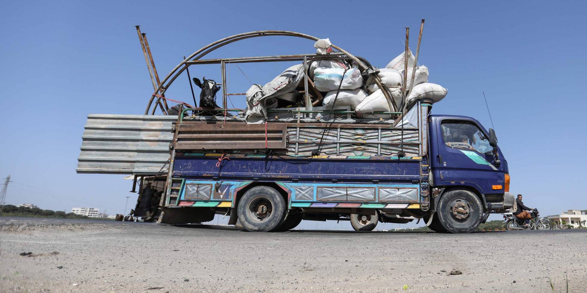 Varios residentes huyen con sus pertenencias del bombardeo del régimen sirio sobre el campo sur de la provincia de Idlib, controlada por los yihadistas.