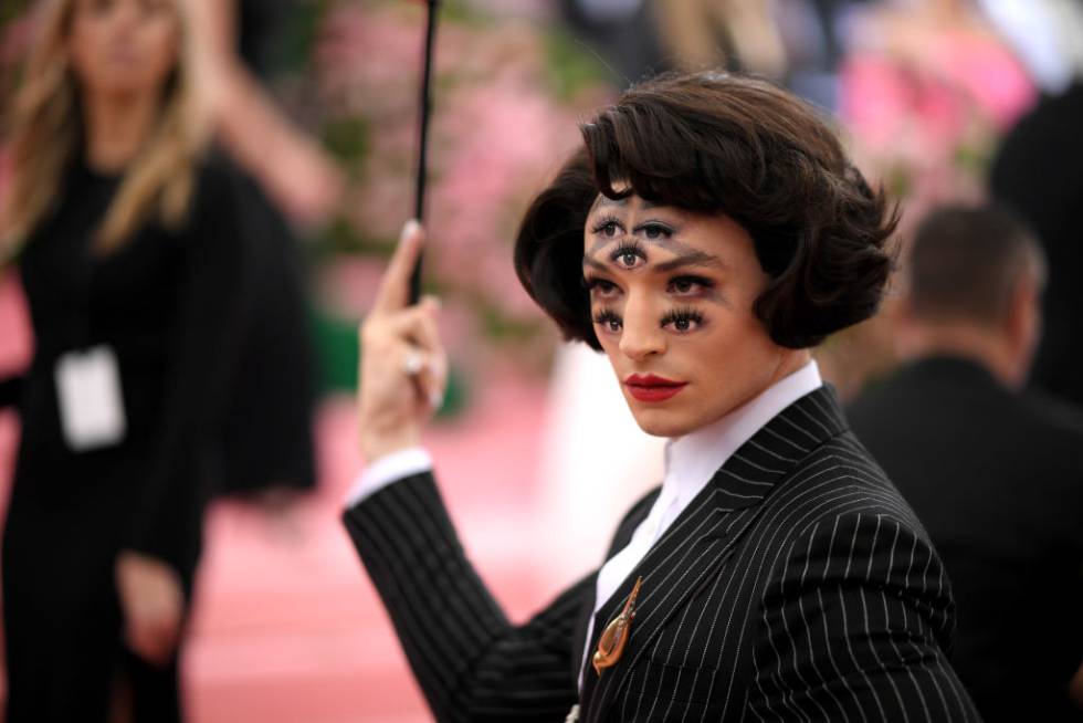 Detalle del maquillaje del actor Ezra Miller, que llevaba cinco ojos pintados sobre su rostro.