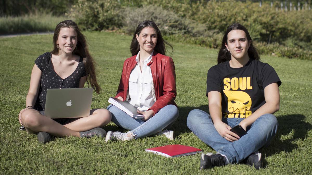 De izquierda a derecha: Paula Pérez Cosín, que cursa Administración y Dirección de Empresas en la UNED; Rocío Otero, alumna de doble grado de la Complutense; y David Godoy, que estudia Desarrollo de Videojuegos, también en la UCM.
