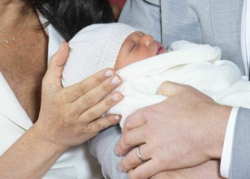 Meghan Markle e príncipe Harry apresentam o bebê real