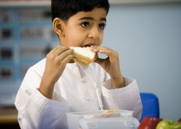 El castigo de un colegio a los padres morosos: su hijo solo comerá sándwich de mantequilla y mermelada
