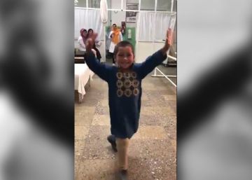A feliz dança de uma criança afegã com sua nova perna ortopédica