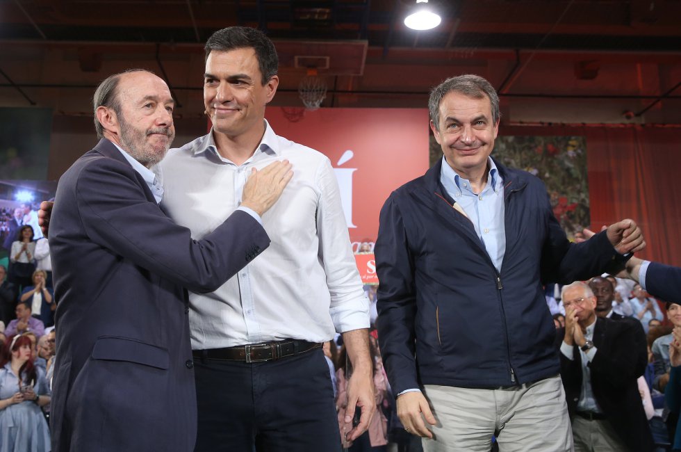 Rubalcaba with Pedro Sánchez and former Prime Minister Jose Luis Rodríguez Zapatero at a party rally in 2016.