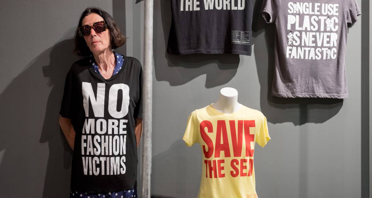 La diseñadora Katharine Hamnett junto a sus camisetas en la exposición T-Shirt Cult Culture Subversion en La Roca Village (Barcelona).