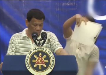 Una cucaracha ‘interrumpe’ el discurso del presidente de Filipinas