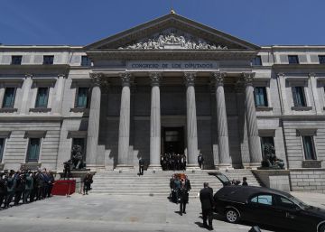 Salida del féretro de Rubalcaba del Congreso