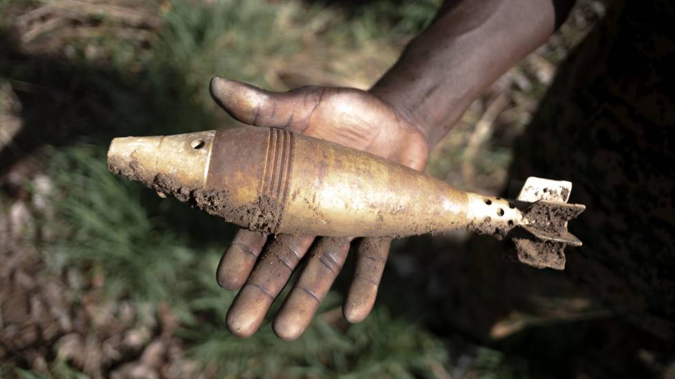Un hombre muestra una mina antipersona, en una zona rural de Uganda.