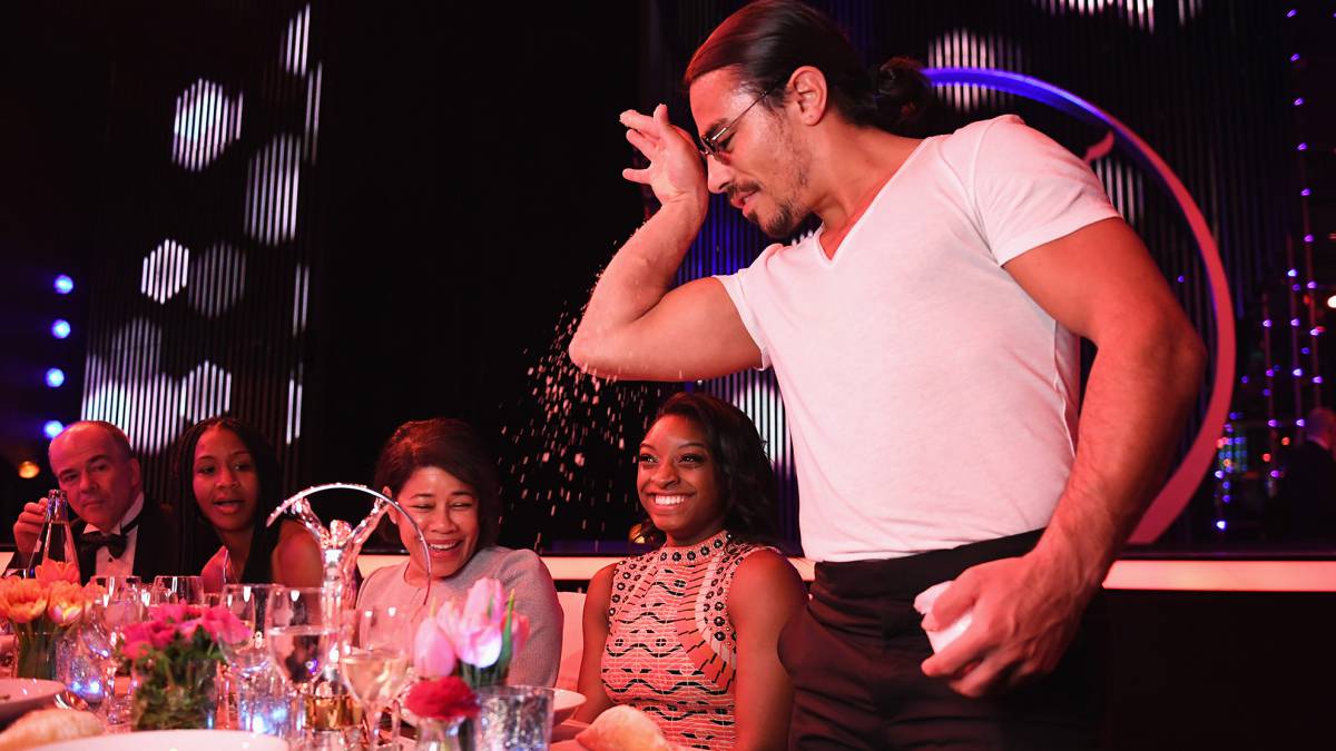 El chef Salt Bae, junto a la gimnasta Simone Biles.