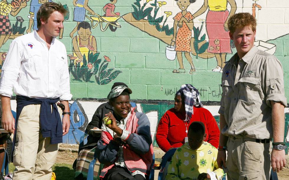 El príncipe Enrique y el oficial Tom Archer-Burton, en un centro de niños con discapacidad en Maseru (Lesotho), en 2008.