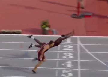 El salto en plancha de un atleta para llegar a la meta