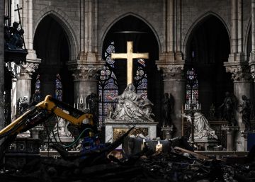 O interior da catedral de Notre Dame um mês após o incêndio