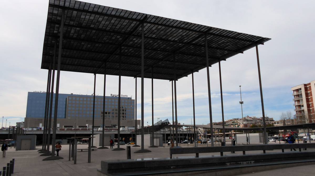 Plaça dels Països Catalans, obra de Helio Piñon y Albert Villaplana (1984), frente a la estación de Sants de Barcelona.