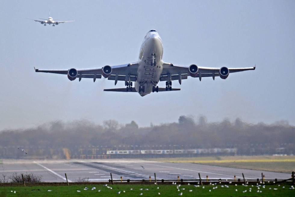 Un avión despegando, en una imagen de archivo.