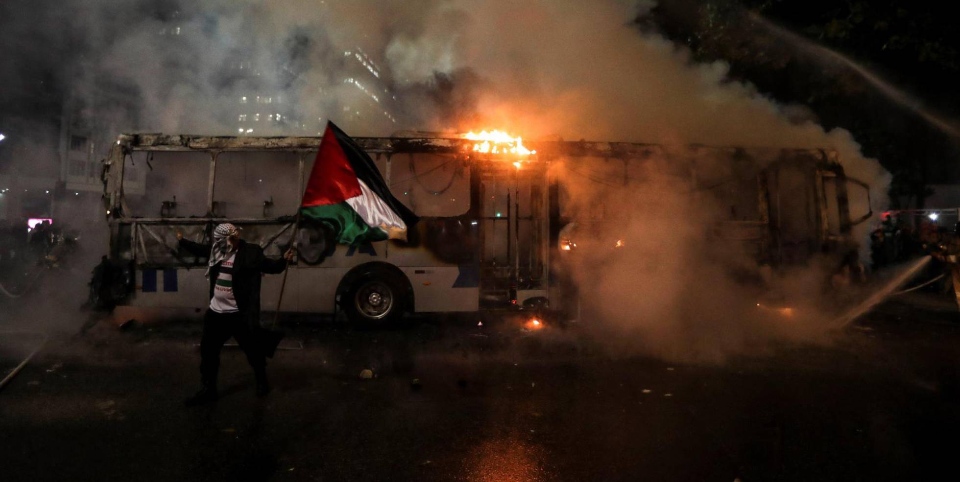Un manifestante con la bandera de Palestina participa en una manifestación en Río de Janeiro (Brasil).