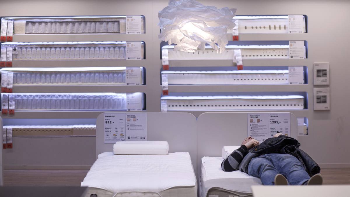 Un cliente prueba un colchón en una tienda de Ikea.