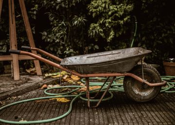 La niña que va al colegio en carretilla mientras su madre lucha por el transporte escolar