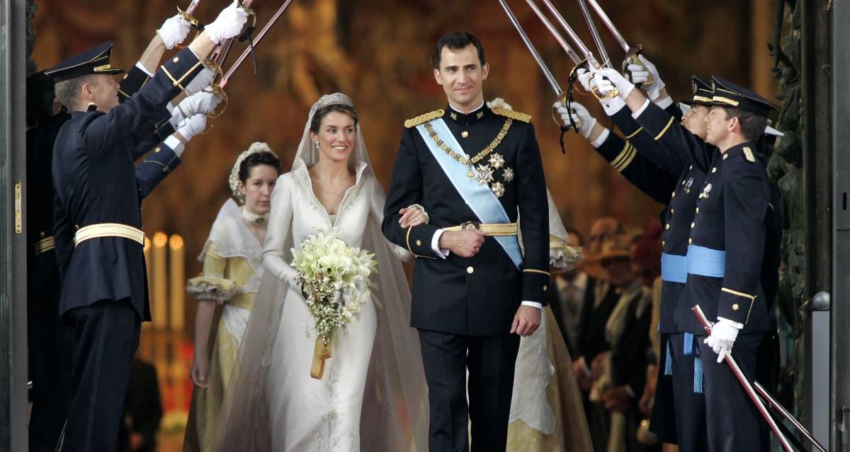 Los Príncipes de Asturias salen de la catedral de la Almudena el día de su boda