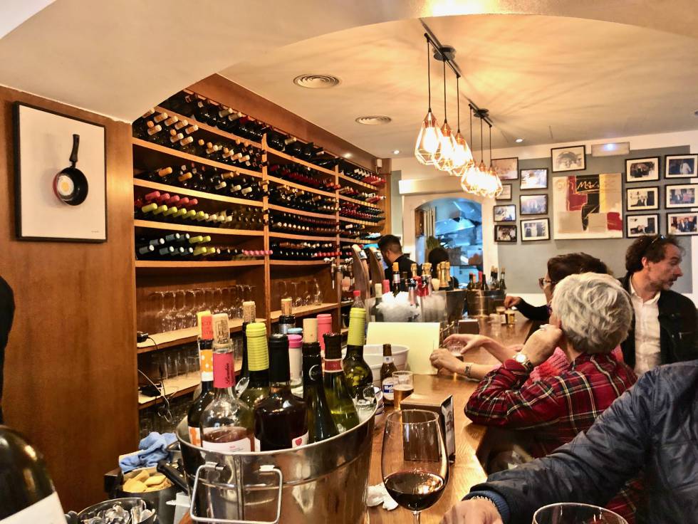 BARRA DE LA TABERNA DE LOS HUEVOS DE LUCIO DONDE TAMBIEN SE SIRVEN LOS HUEVOS ESTRELLADOS, QUE LLAMAN CLÁSICOS CAPEL