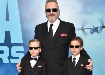 Miguel Bosé posa por vez primera con sus hijos en un estreno en Los Ángeles