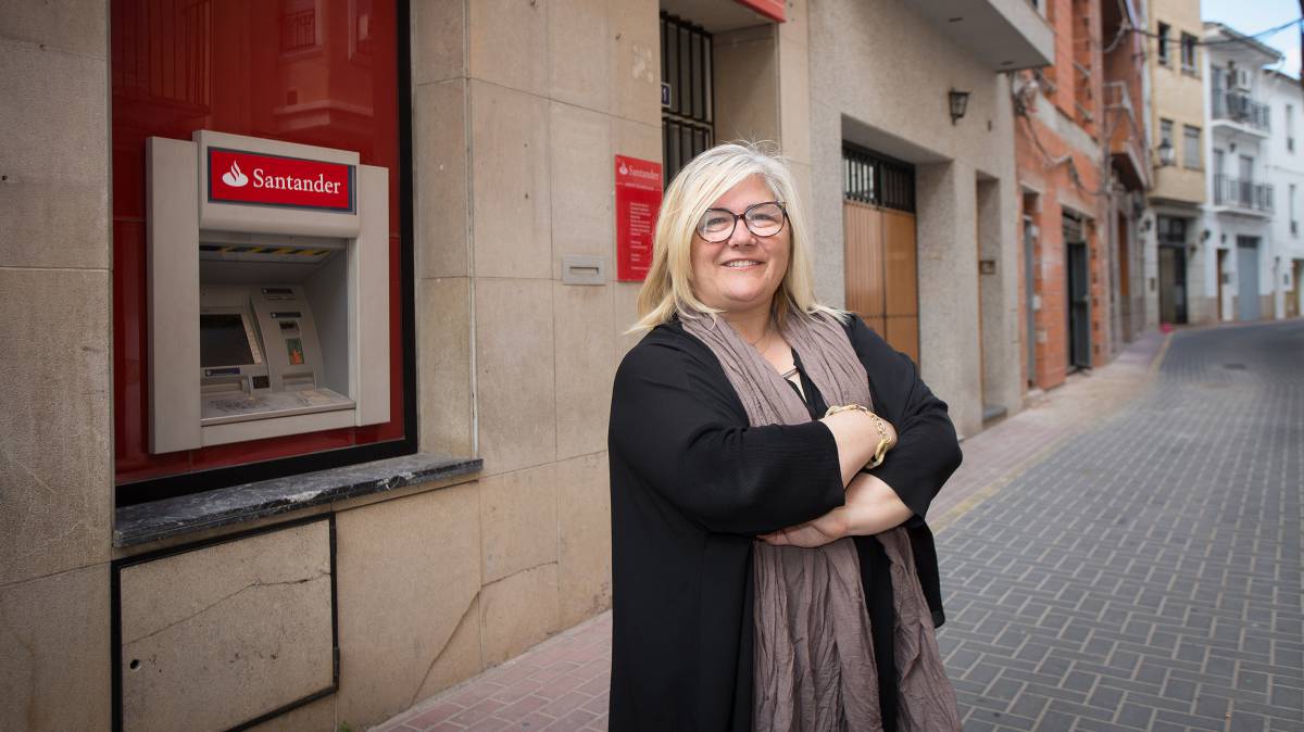 La alcaldesa de Castellnovo, ante el último banco.