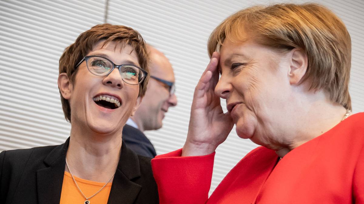 Kramp-Karrenbauer y la canciller Merkel.