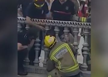 Un niño queda atrapado por la cabeza en Sevilla