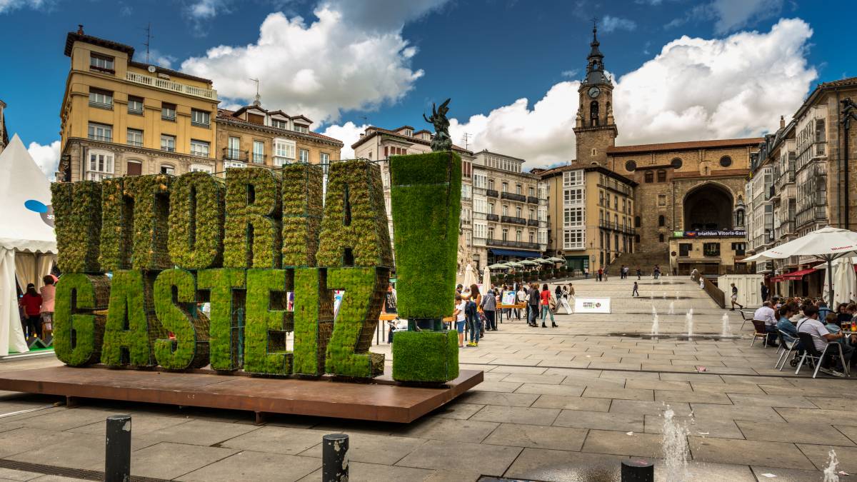 Plaza de la Virgen Blanca en Vitoria, una de las ciudades más avanzadas de España en su uso energético.