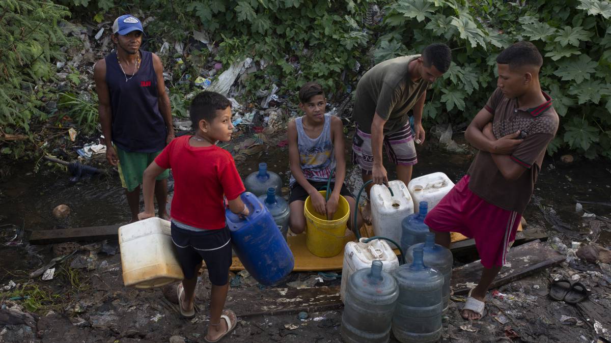 Un grupo se abastece de agua.