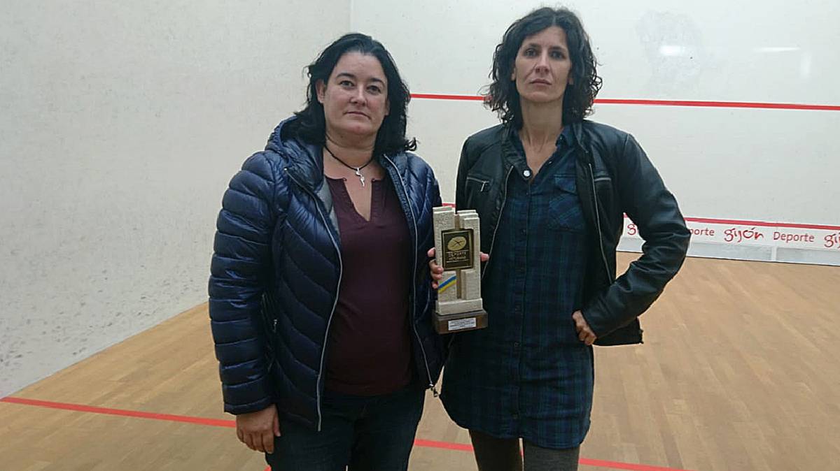 Maribel Toyos y Elisabet Sadó, con el trofeo.