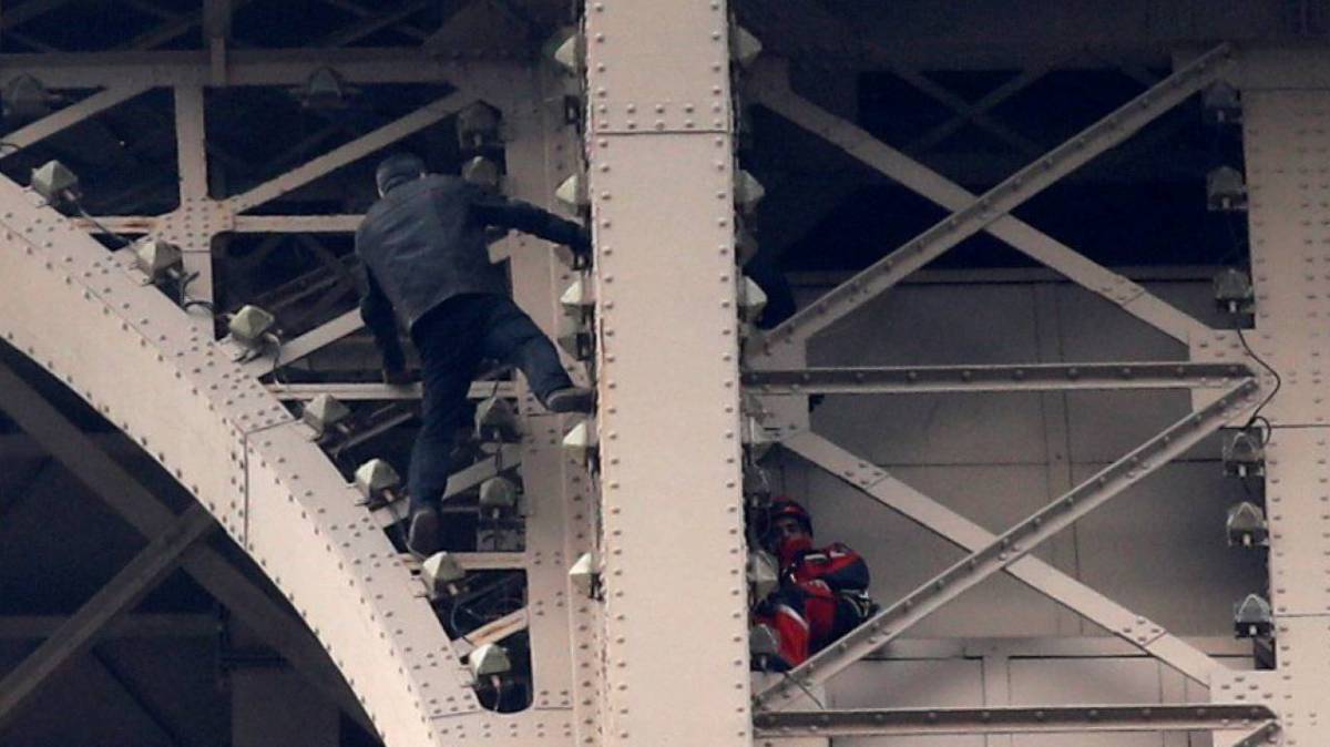 Un hombre escala la Torre Eiffel, este lunes.