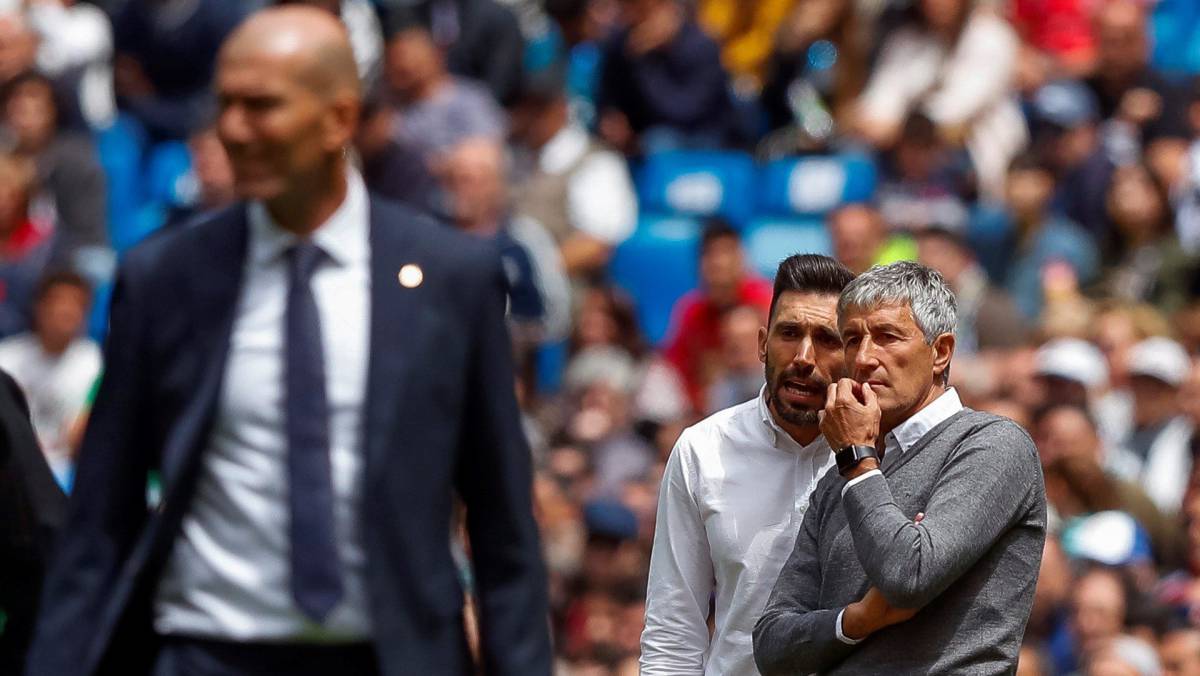 Setién, junto a su segundo Sarabia, en el Bernabéu.