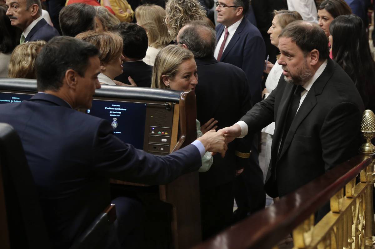 Sánchez saluda a Junqueras desde su escaño, este martes.